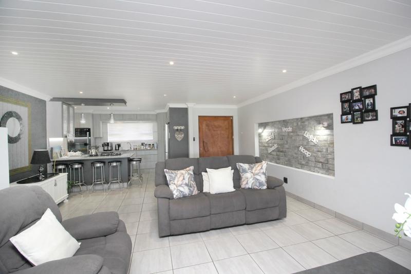 5 Bedroom Property for Sale in Reebok Western Cape